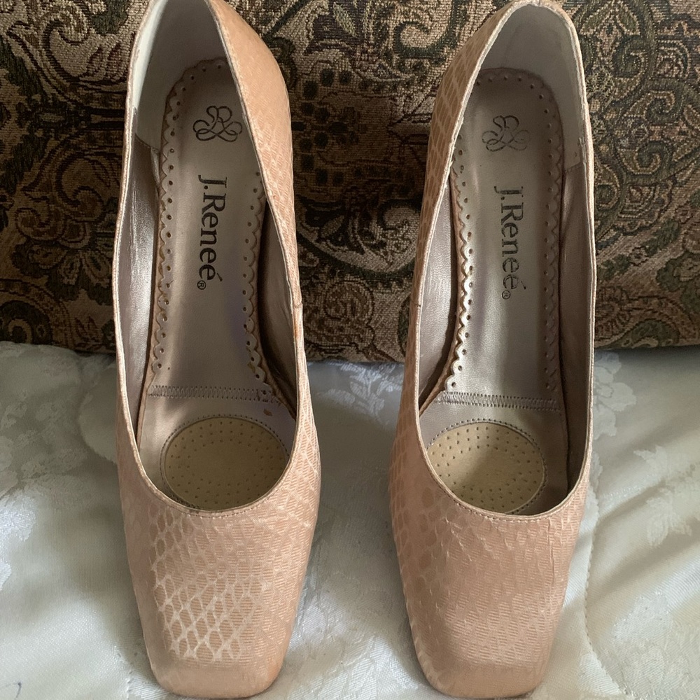 J’ Renee Pumps, gold heeled accents, size 9W